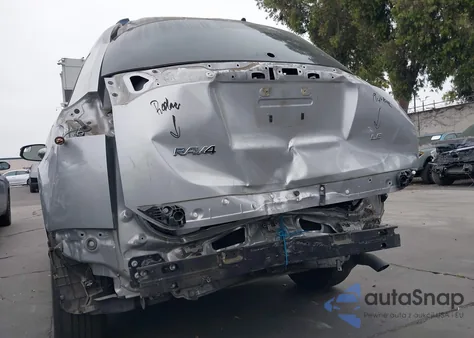 2018 Toyota Rav4 Le z USA, uszkodzony, nr VIN JTMZFREV8JD126387